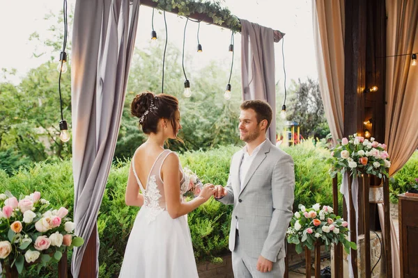 Casamento Lindo Casal Noiva Noivo Estão Cerimônia Casamento Noiva Vestido — Fotografia de Stock