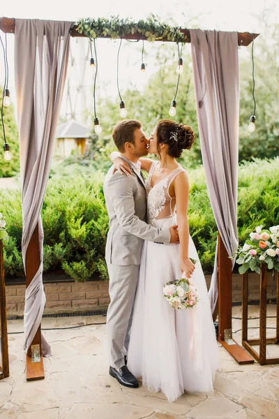 Hermosa Pareja Bodas Novia Novio Están Pie Ceremonia Boda Novia — Foto de Stock