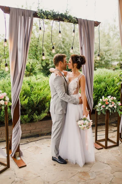 Hermosa Pareja Bodas Novia Novio Están Pie Ceremonia Boda Novia — Foto de Stock