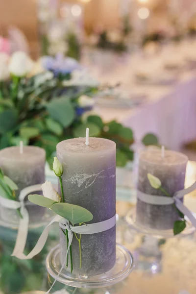 キャンドルで飾られた結婚式のテーブルのクローズアップショット — ストック写真