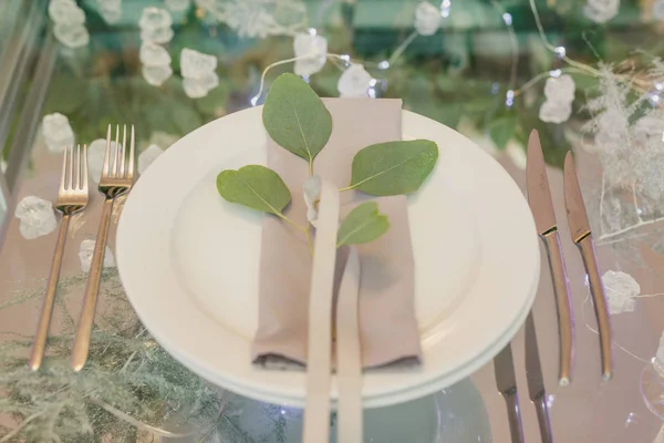 Bestek Borden Met Versierde Doek Servet Tafel — Stockfoto