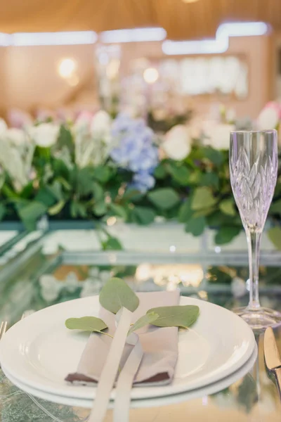 Leeg Glas Bestek Borden Met Versierde Doek Servet Tafel — Stockfoto