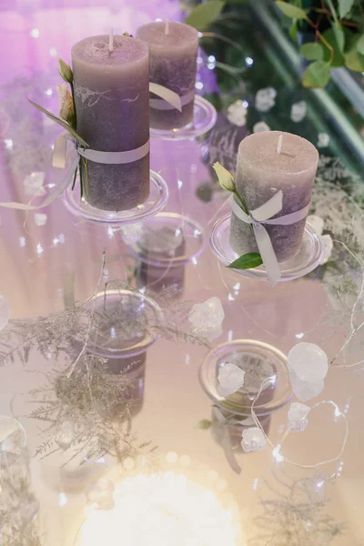 キャンドルで飾られた結婚式のテーブルのクローズアップショット — ストック写真