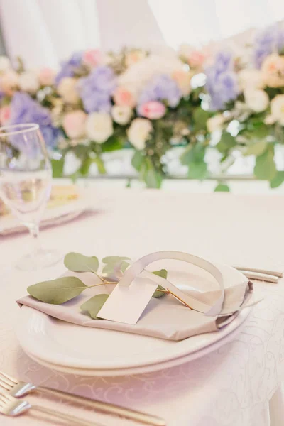 Leeg Glas Bestek Borden Met Versierde Doek Servet Tafel — Stockfoto