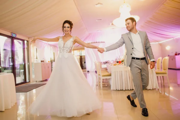 Jovem Casal Bonito Casamento Dançando Restaurante Divertindo Noiva Belo Vestido — Fotografia de Stock