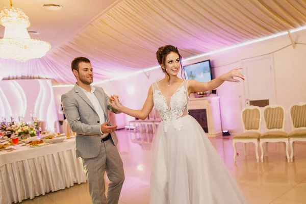 Jovem Casal Bonito Casamento Dançando Restaurante Divertindo Noiva Belo Vestido — Fotografia de Stock
