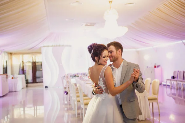 Jovem Casal Bonito Casamento Dançando Restaurante Divertindo Noiva Belo Vestido — Fotografia de Stock