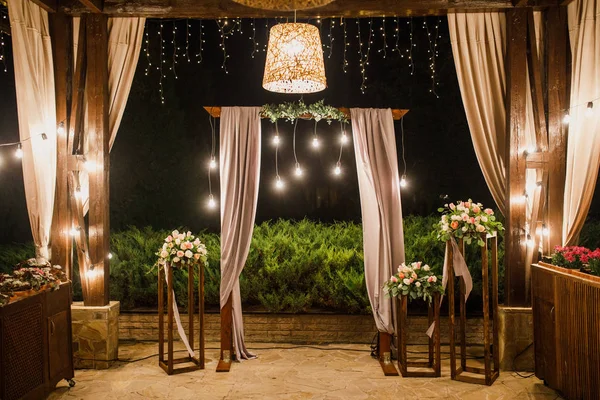 Hochzeit Dekorierte Szene Mit Blumen Und Lampen — Stockfoto