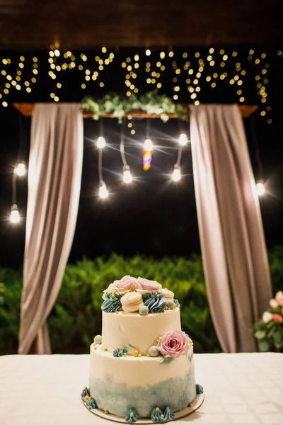 Cena Decorada Casamento Com Bolo Mesa Lâmpadas — Fotografia de Stock