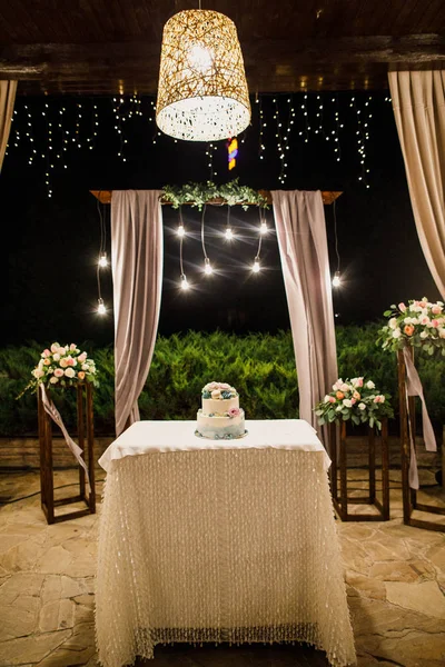 Свадебная Сцена Тортом Столе Лампами — стоковое фото