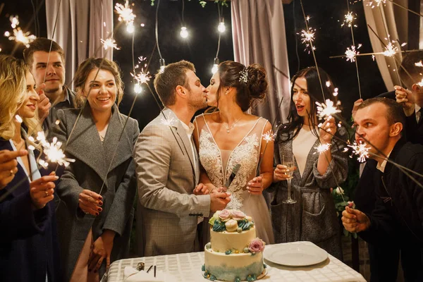 Jovem Lindo Casamento Casal Corte Bolo Casamento Com Amigos Divirta — Fotografia de Stock