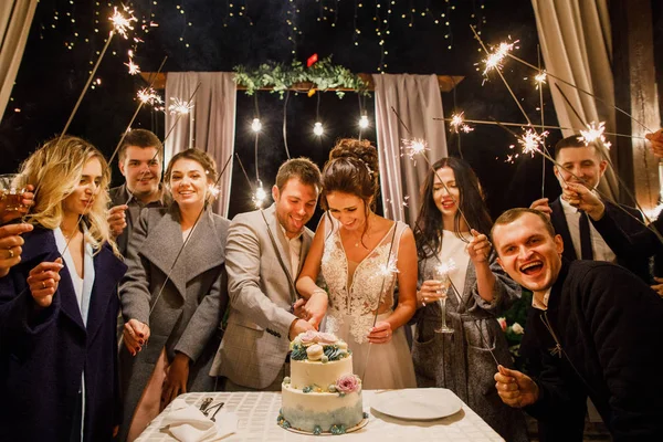 Joven Hermosa Boda Pareja Corte Pastel Boda Con Amigos Divertirse —  Fotos de Stock