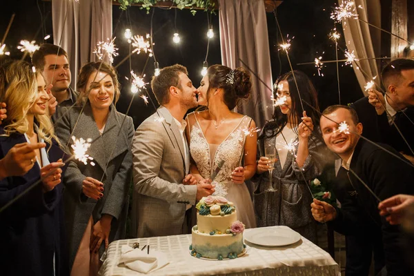 Jeune Beau Couple Mariage Coupé Gâteau Mariage Avec Des Amis — Photo