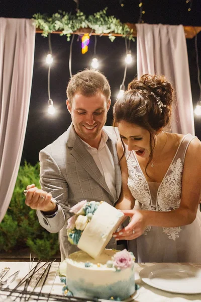Belo Casal Casamento Noiva Noivo Cortar Bolo Casamento Uma Cerimônia — Fotografia de Stock