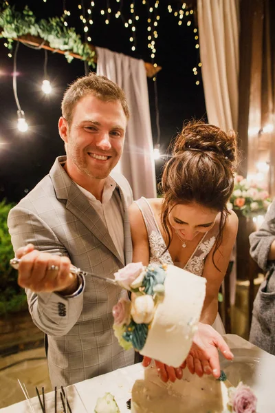 Beautiful Wedding Couple Bride Groom Cut Wedding Cake Wedding Ceremony —  Fotos de Stock