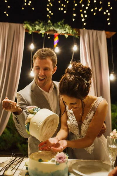Beautiful Wedding Couple Bride Groom Cut Wedding Cake Wedding Ceremony — Foto de Stock