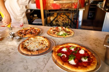 restoran mutfak tezgahında taze pişmiş pizza 
