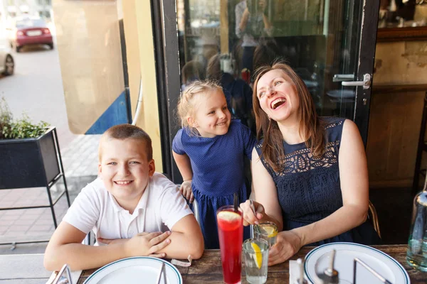 Junge Familie Vater Mutter Sohn Und Tochter Essen Leckere Pizza — Stockfoto