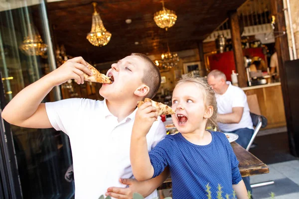 Ung Familj Pappa Mamma Son Och Dotter Äta God Pizza — Stockfoto