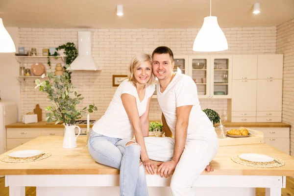 キッチンで楽しんでいる美しいカップル — ストック写真