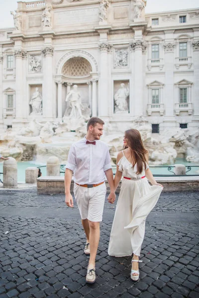 Jonge Mooie Paar Witte Kleren Staat Buurt Van Trevifontein Rome — Stockfoto