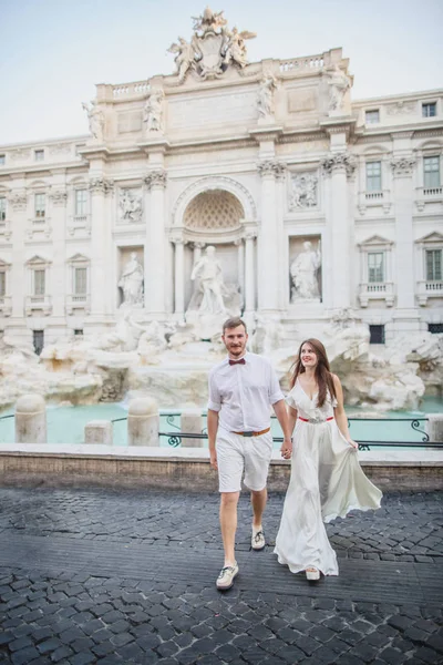 Young Beautiful Couple White Clothes Stands Trevi Fountain Rome Italy — Stock Photo, Image