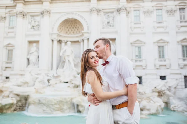 Jeune Beau Couple Vêtements Blancs Tient Près Fontaine Trevi Rome — Photo