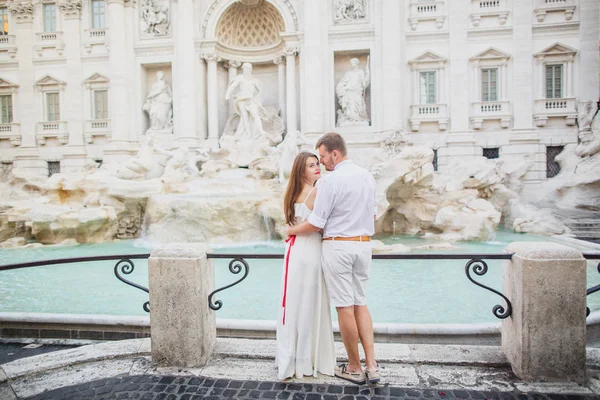 Jonge Mooie Paar Witte Kleren Staat Buurt Van Trevifontein Rome — Stockfoto