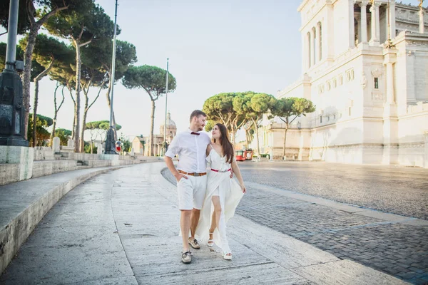 Joven Hermosa Pareja Ropa Blanca Paseos Roma Italia Atardecer —  Fotos de Stock