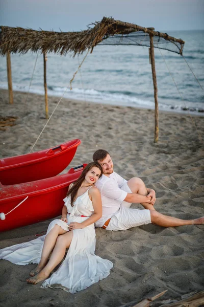 Young Beautiful Couple White Clothes Stands Red Boat Beach Sea — Stock Photo, Image