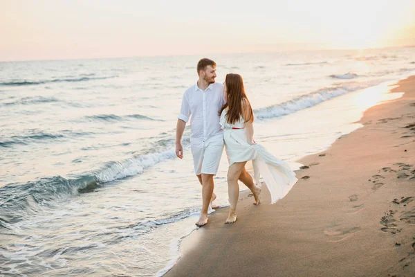 Young Beautiful Couple White Clothes Walking Beach Sea Sunset — Stock Photo, Image