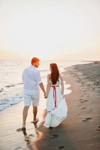 Young Beautiful Couple White Clothes Walking Beach Sea Sunset — Stock Photo, Image