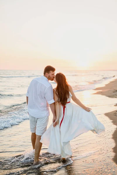 Young Beautiful Couple White Clothes Walking Beach Sea Sunset — Stock Photo, Image