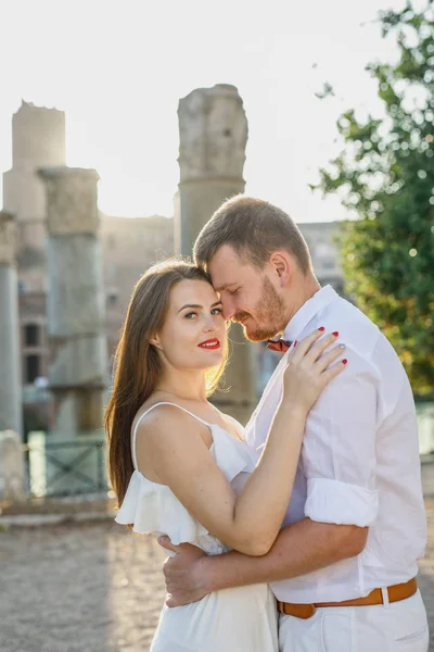 Giovane Bella Coppia Abiti Bianchi Passeggiate Roma Italia Tramonto — Foto Stock