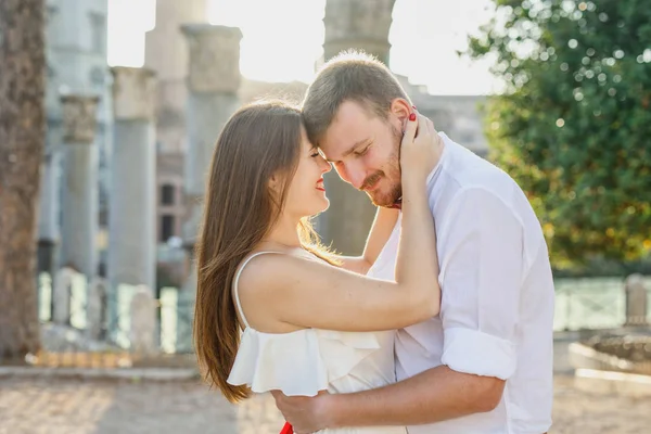 Unga Vackra Par Vita Kläder Promenader Rom Italien Vid Solnedgången — Stockfoto