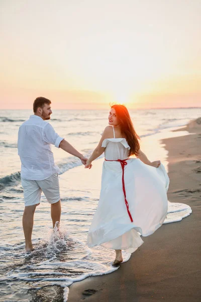 Young Beautiful Couple White Clothes Walking Beach Sea Sunset — Stock Photo, Image