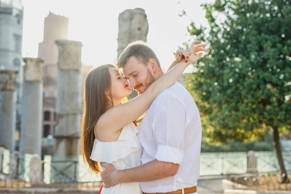 Joven Hermosa Pareja Ropa Blanca Paseos Roma Italia Atardecer —  Fotos de Stock