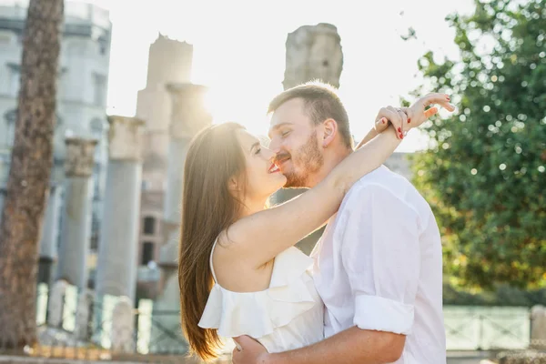 Joven Hermosa Pareja Ropa Blanca Paseos Roma Italia Atardecer —  Fotos de Stock