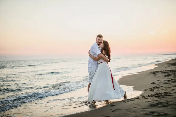 Jeune Beau Couple Vêtements Blancs Marchant Sur Plage Près Mer — Photo