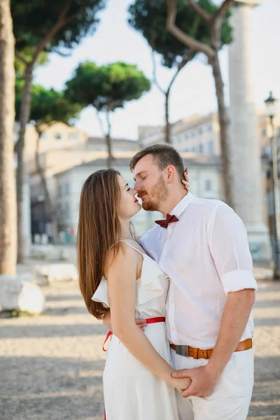 Giovane Bella Coppia Abiti Bianchi Passeggiate Roma Italia Tramonto — Foto Stock