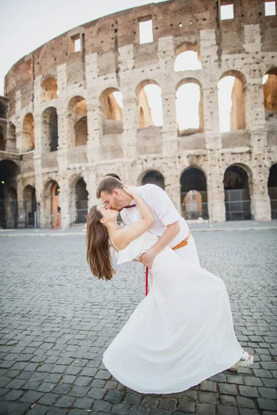 Jeune Beau Couple Vêtements Blancs Dresse Sur Fond Colisée Rome — Photo