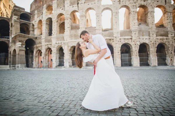 Jeune Beau Couple Vêtements Blancs Dresse Sur Fond Colisée Rome — Photo