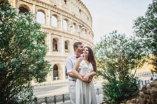 Jeune Beau Couple Vêtements Blancs Dresse Sur Fond Colisée Rome — Photo