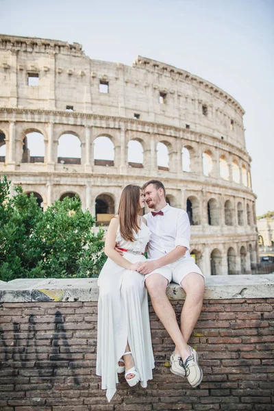 Joven Pareja Hermosa Ropa Blanca Levanta Sobre Fondo Del Coliseo —  Fotos de Stock