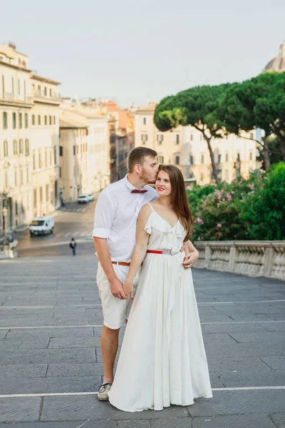 Νεαρό Όμορφο Ζευγάρι Λευκά Ρούχα Βόλτες Στη Ρώμη Στην Ιταλία — Φωτογραφία Αρχείου