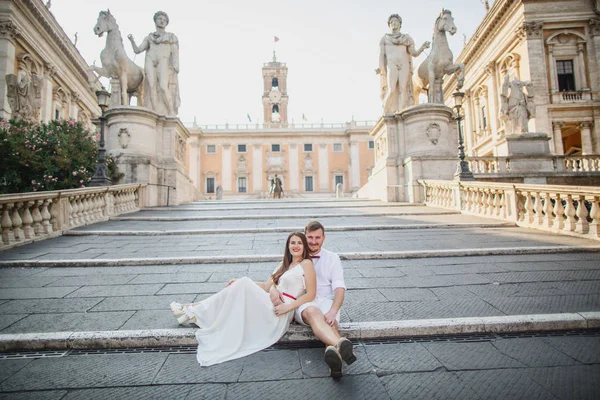 Giovane Bella Coppia Abiti Bianchi Passeggiate Roma Italia Tramonto — Foto Stock