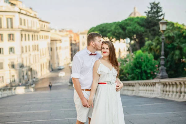 Jonge Mooie Paar Witte Kleren Wandelingen Rome Italië Bij Zonsondergang — Stockfoto
