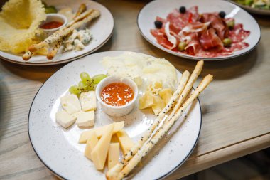büfe masada reçel ve üzüm ile peynir tabağı