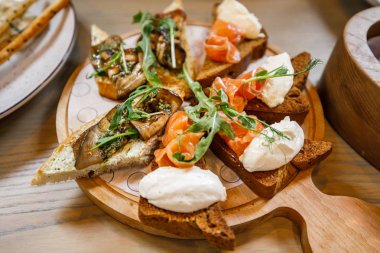 büfe masada farklı malzemelerle tost