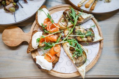 büfe masada farklı malzemelerle tost